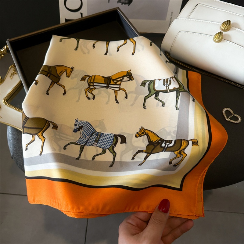 Hair Care Brand - Foulard Quadrato in Seta con Stampa