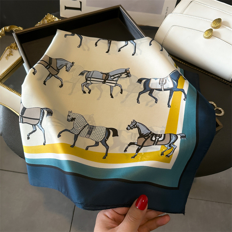 Foulard Quadrato in Seta con S - Hair Care Brand recensione e prezzo